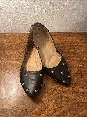 Free Reign Black Pointed Toe Flats with Gold Eyelet Accents Size 7W